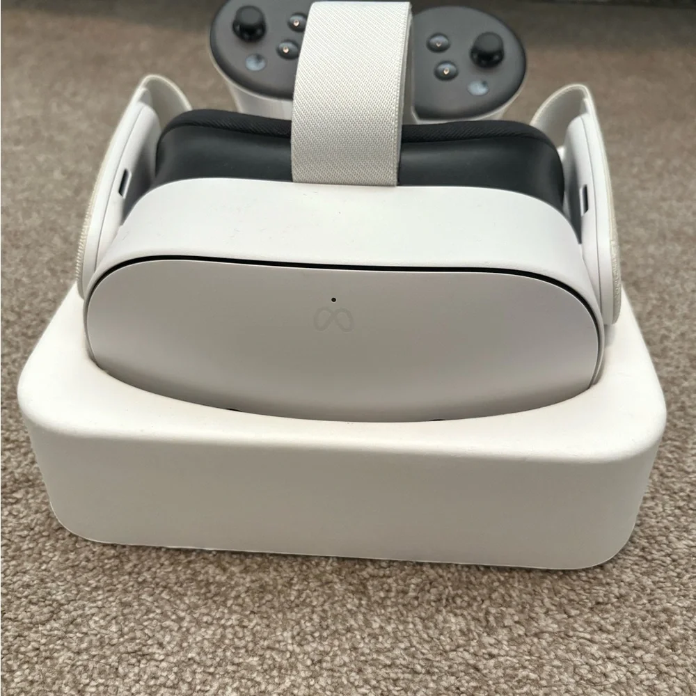 Oculus Meta Quest 3S VR Headset - Black & White